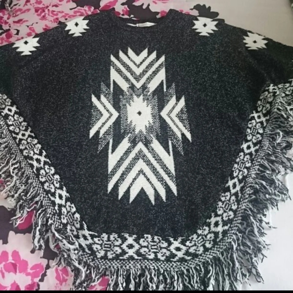 💝 Aztec print poncho w sleeves